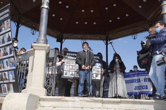 Archivo - Un familiar, de los desaparecidos del naufragio, comparece durante una protesta.