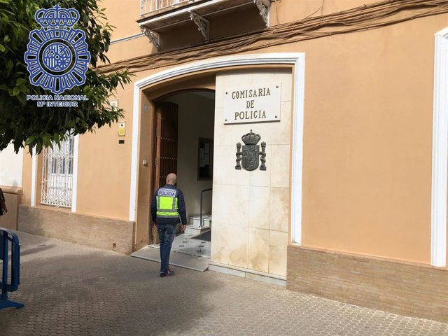 Un agente junto a la puerta principal de la Comisaría de Policía de Morón.
