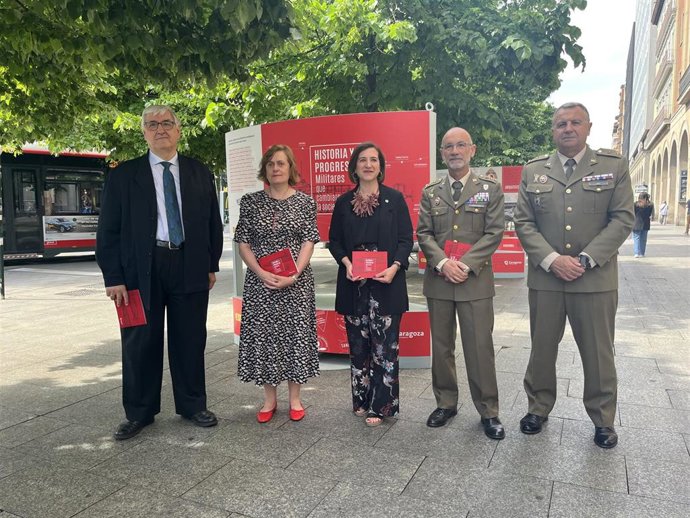 Inauguración de la exposición en el paseo de la Independencia.