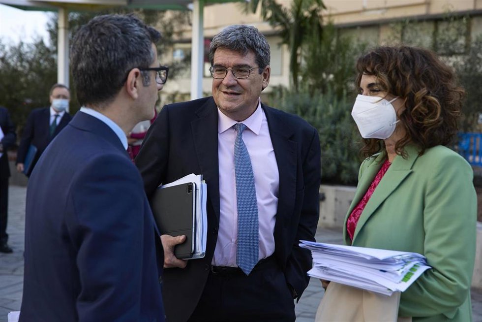 Archivo - (I-D) El ministro de la Presidencia, Relaciones con las Cortes y Memoria Democrática, Félix Bolaños; el ministro de Inclusión, Seguridad Social y Migraciones, José Luis Escrivá, y la ministra de Hacienda, María Jesús Montero