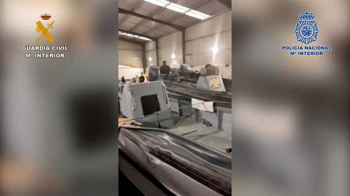 Embarcaciones intervenidas por la Guardia Civil y Policía Nacional en una operación conjunta en la qhan desarticulado una organización que fabricaba narcolanchas.