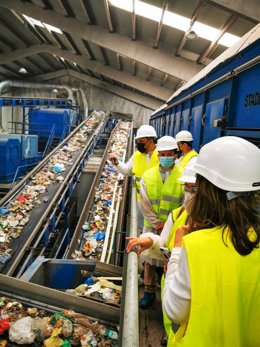 Una delegación formada por técnicos y representantes políticos de gobiernos locales de América Latina visita las instalaciones de Epremasa.