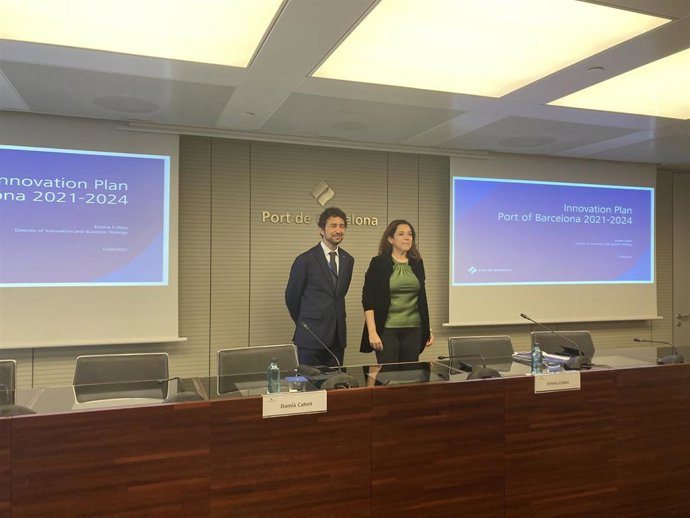 El presidente del Puerto de Barcelona, Dami Calvet, junto  la directora de innovación, Emma Cobos.