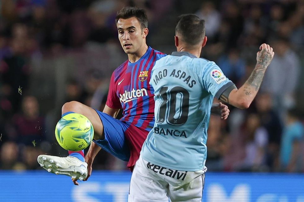 10 May 2022, Spain, Barcelona: Barcelona's Eric Garcia (L) and Celta's Iago Aspas battle for the ball during the Spanish La Liga soccer match between FC Barcelona and RC Celta de Vigo at Camp Nou. Photo: David Ramirez/DAX via ZUMA Press Wire/dpa
