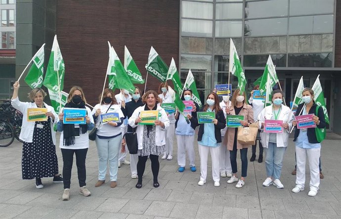 Manifestación de las enfermeras de Cantabria en el Hospital Universitario Marqués de Valdecilla.