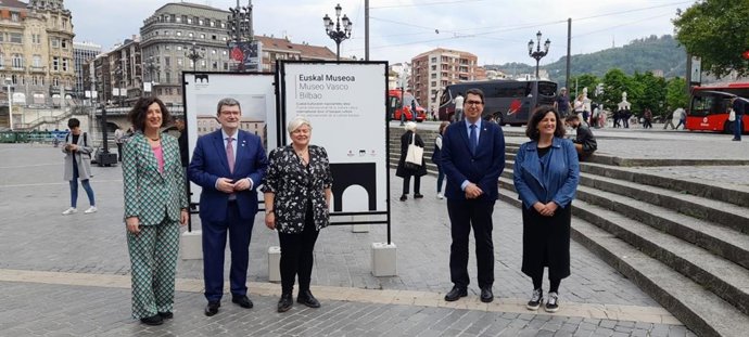 El alcalde de Billbao, Juan Mari Aburto, la diputada de Cultura y Euskera, Lorea Bilbao, la directora del Museo Vasco, Sorkunde Aizarza, y el concejal de Cultura, Gonzalo Olabarria, en la presentación de la exposición itinerante.