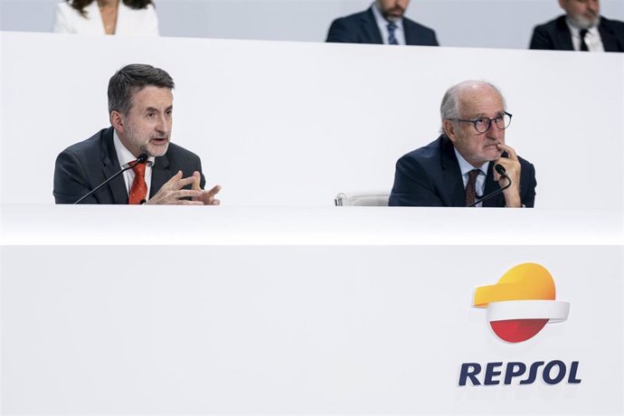 El consejero delegado de Repsol, Josu Jon Imaz, interviene junto al consejero delegado de Repsol, Josu Jon Imaz (i), y el presidente de Repsol, Antonio Brufau (d), durantedurante la Junta General de Accionistas de Repsol.