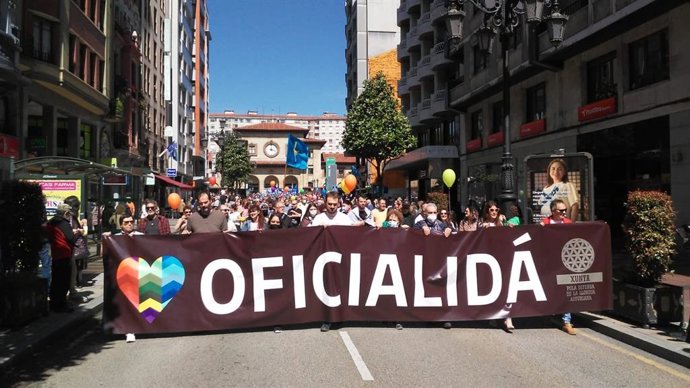 Maniofestación por la oficialidad de la lengua asturiana.