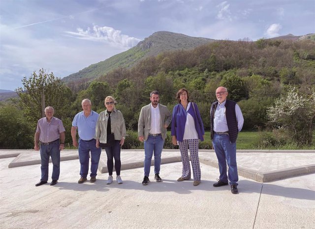 Armisen (2D) junto al alcalde de Cervera, el presidente de la Junta vecinal y otras autoridades en la visita al aparcamiento de Ruesga.