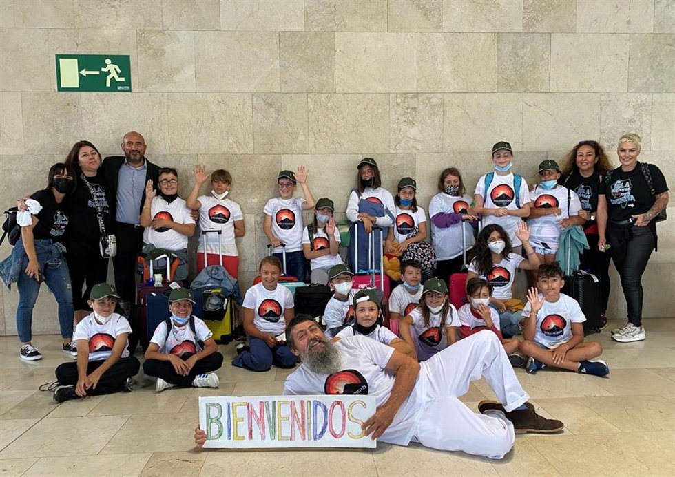 Primer grupo de niños y niñas de La Palma, esta mañana a su llegada a Los Rodeos.
