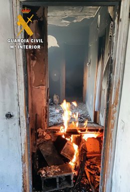 Acceso a la vivienda incendiada en Roquetas de Mar (Almería).