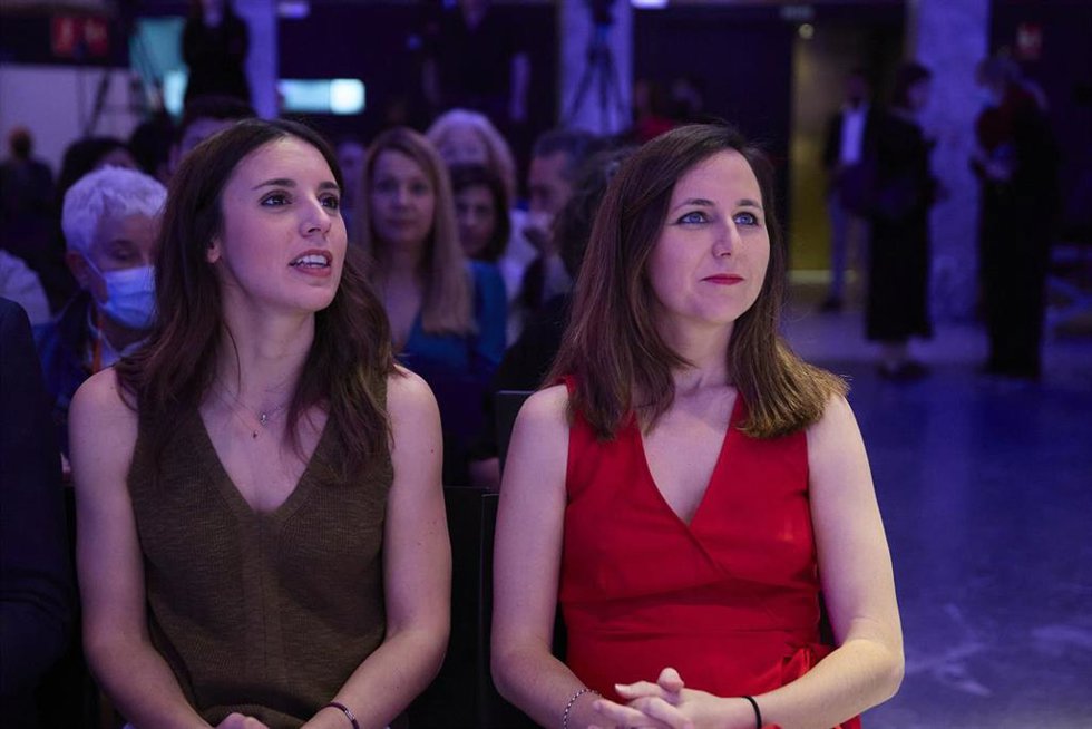 La ministra de Igualdad, Irene Montero (i) y la ministra de Derechos Sociales y Agenda 2030, Ione Belarra (d), en una jornada con motivo del Día Internacional de las Familias, que se celebra el próximo 15 de mayo, en el Ministerio de Derechos Sociales y