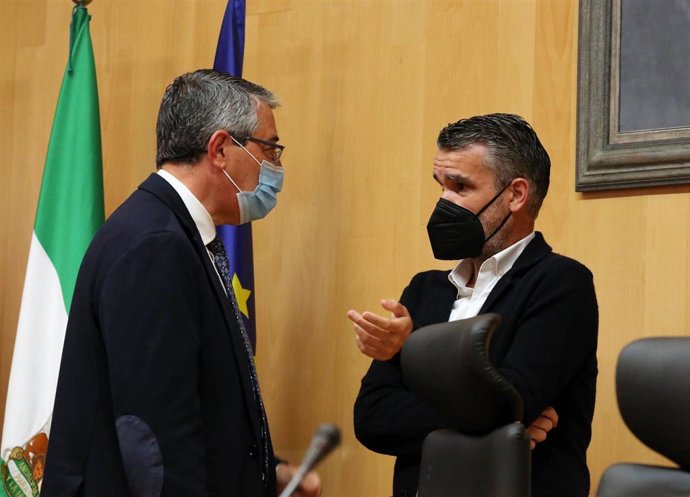 Francisco Salado, presidente de la Diputación de Málaga (i) y el portavoz del PSOE en la Diputación de Málaga, José Bernal (d).
