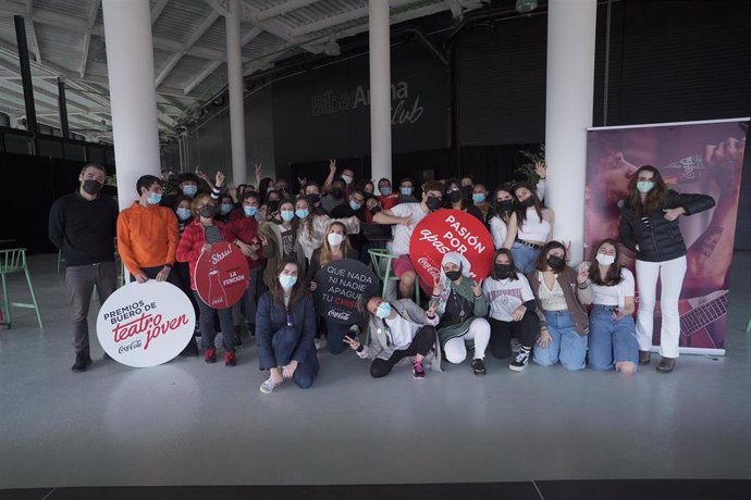 Jóvenes participantes en los Premios Buero de Teatro Joven, organizados por Coca-Cola, en el Campus de Bilbao.