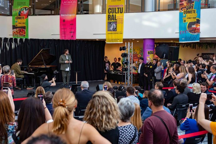 Antonio Orozco en el Centro Comercial La Farga.
