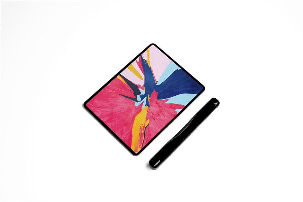 Archivo - Hiru, el dispositivo de la empresa española IrisBond que permite usar los ojos para utilizar una tablet
