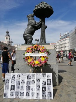 Protesta de médicos de los hospitales públicos de la Comunidad de Madrid por la alta temporalidad con la colocación de una corona de flores en moraria de una generación perdida
