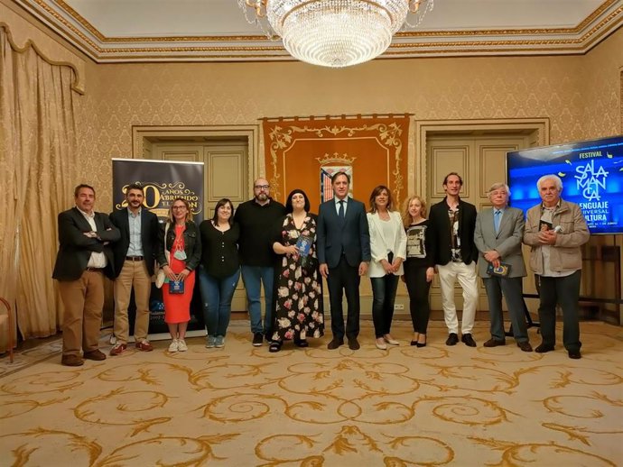 El alcalde de Salamanca, Carlos García Carbayo (centro), junto a participantes en el festival que tendrá lugar en la ciudad del 28 de mayo al 7 de junio.