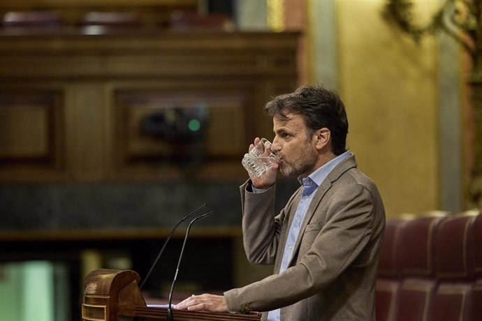 El diputado de los comuns en el Congreso Jaume Asens bebe agua durante un pleno en el Congreso de los Diputados, a 10 de mayo de 2022, en Madrid (España). 