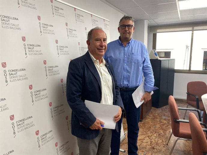 El director general del Servicio de Salud, Juli Fuster, y el coordinador autonómico de salud bucodental, José Miguel Catana.