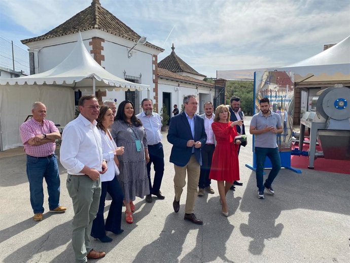 Espadas (centro) visita la Feria del Olivo de Montoro junto a candidatos y cargos públicos y orgánicos del PSOE en Córdoba.