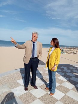 María Jesús Herencia con el alcalde de Chipiona en la playa de Regla.