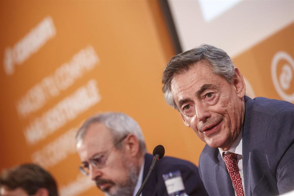 El director general de Consum, Juan Luis Durich (d), durante la rueda de prensa de presentación de resultados de la cooperativa en 2021. 