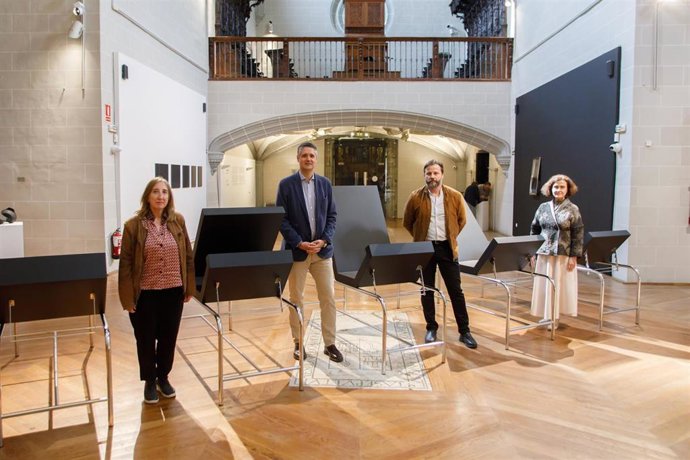 Susana Irigaray, Ignacio Apezteguía, Javier Muro y Mercedes Jover, en la exposición.