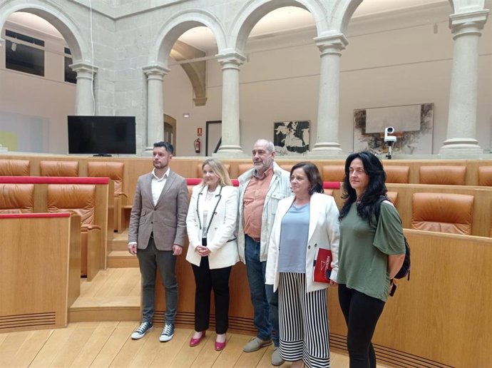 La consejera del CES, Carmen Vidal, mantiene una reunión con PSOE e IU La Rioja en el Parlamento de La Rioja