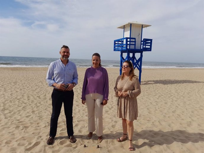 La delegada de Turismo de la Junta en Huelva, María Ángeles Muriel, ha visita la playa de la Casita Azul de Isla Cristina, lugar que ha obtenido una de las dos nuevas banderas asignadas a Huelva.