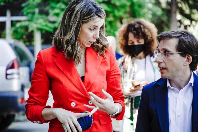 La portavoz del PSOE en el Ayuntamiento de Madrid, Mar Espinar, y el alcalde de Madrid, José Luis Martínez-Almeida, conversan a su llegada a la presentación de la XIII edición de Gastrofestival Madrid 