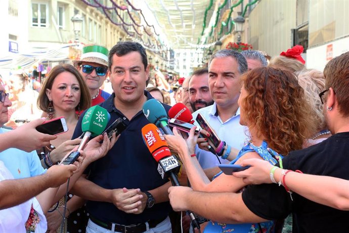 Archivo - El presidente del PP de Andalucía, Juanma Moreno, con Elías Bendodo y Patricia Navarro, los tres primeros de la candidatura del PP al Parlamento andaluz en las elecciones del 19 de junio de 2022, en una imagen de archivo en la Feria de Málaga 