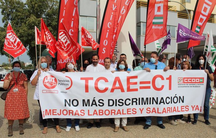 El secretario general del PSOE de Málaga, Daniel Pérez, el candidato socialista al Parlamento andaluz José Luis Ruiz Espejo, y otros miembros socialistas en una concentración por la sanidad.