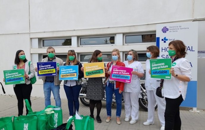Profesionales de la enfermería se concentran a las puertas del Hospital de Soria.
