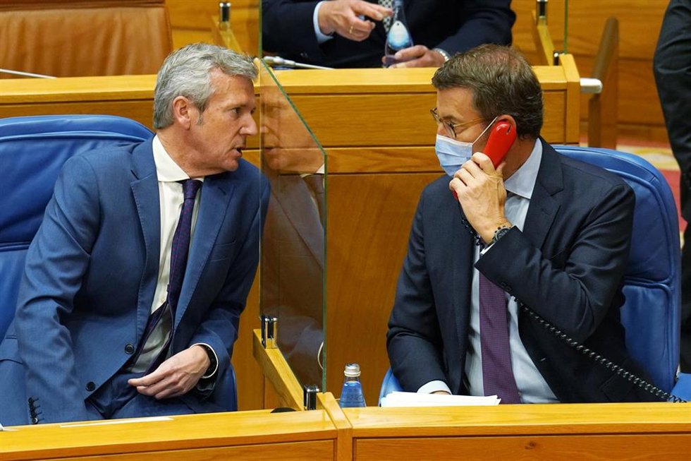 El hasta ahora vicepresidente primero de la Xunta de Galicia, Alfonso Rueda (i), y el presidente del Partido Popular, Alberto Núñez Feijóo, conversan en la investidura de Rueda como presidente de la Xunta.
