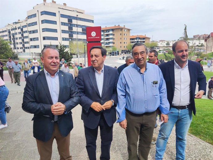 De izda a dcha, Donaciano Dujo, Pedro Barato, Carmelo Gómez y el presidente de Asaja Ávila, Joaquín Pino, en la Asamblea de ASaja Soria.