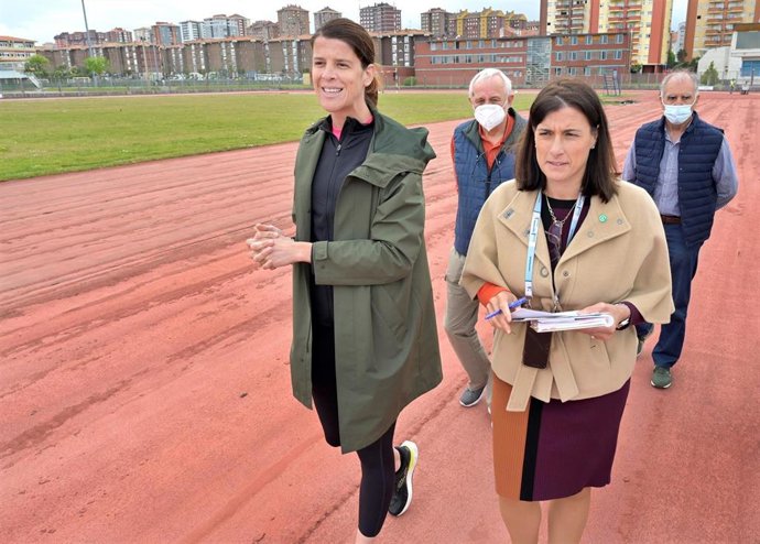 Ruth Beitia y Gema Igual en la pista de atletismo del complejo