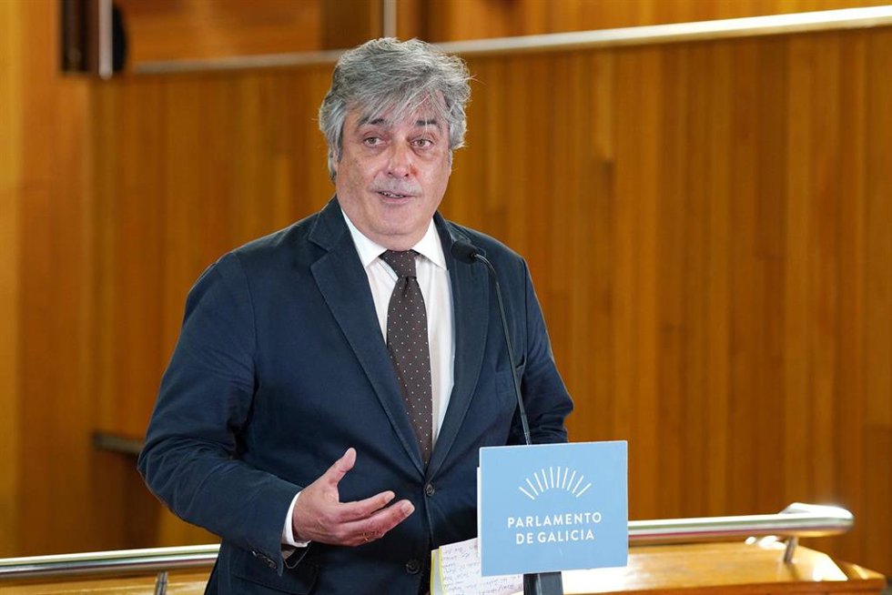 El portavoz parlamentario del PP de Galicia, Pedro Puy, interviene en una rueda de prensa durante la primera sesión de investidura del candidato a presidir la Xunta de Galicia, a 10 de mayo de 2022, en Santiago de Compostela