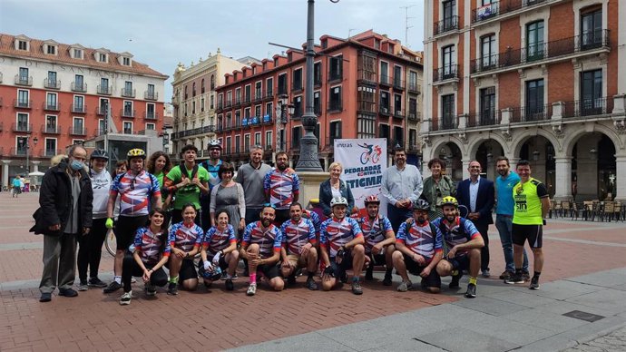 Participantes en la marcha Pedaladas contra el Estigma y concejales del Ayuntamiento de Valladolid en la salida de esta iniciativa en la Plaza Mayor.