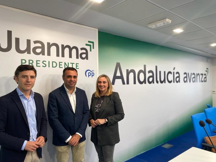 El secretario general del PP de Granada, Jorge Saavedra, a la izquierda, con el presidente provincial del partido, Francisco Rodríguez, y la número uno de la lista popular para el 19J por la provincia, Marifrán Carazo, en imagen de archivo
