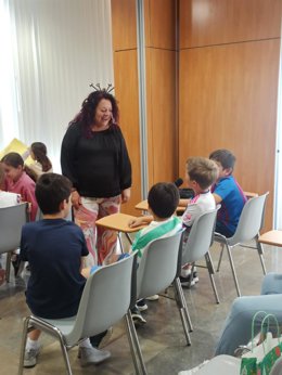 La delegada del Distrito Triana, Encarnación Aguilar, en el marco del programa 'Imaginemos nuestro barrio', en el Tejar del Mellizo.