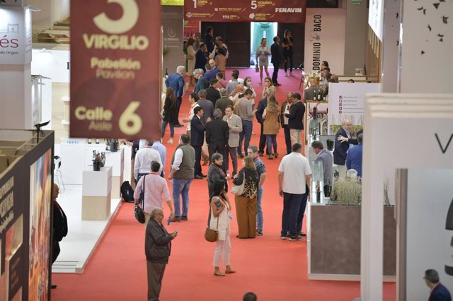 Asistentes a la segunda jornada de la XI Feria del vino 'FENAVIN'; 