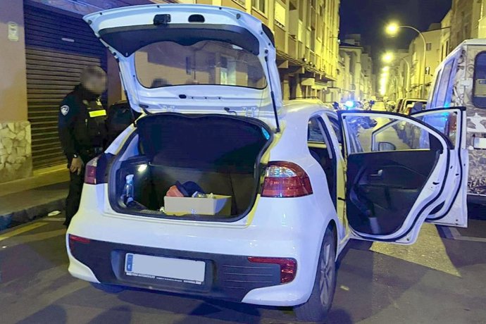 Agentes de la Policía Local de Palma inspeccionando el vehículo robado.