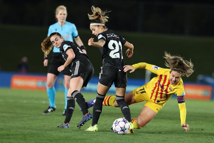 Archivo - Alexia Putellas pelea un balón con Claudia Zornoza y Tere Abelleira en el Real Madrid-FC Barcelona de los cuartos de final de la Liga de Campeones 2021-2022