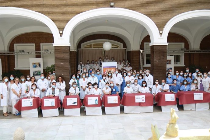 Profesionales de Enfermería, en el acto conmemorativo por el Día Internacional, en el Patio General del Hospital Virgen del Rocío.