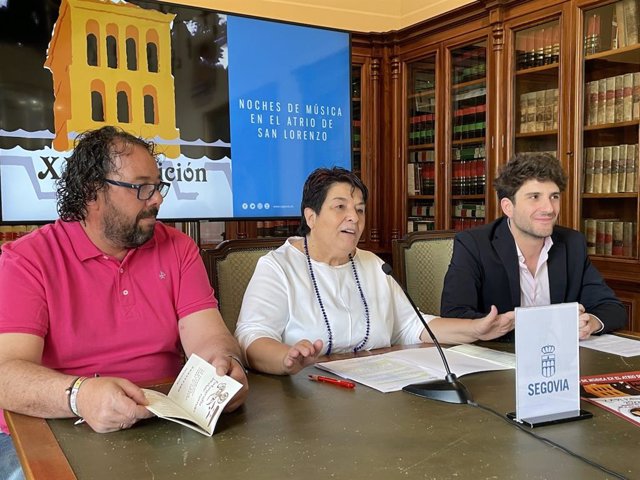 La Alcaldesa De Segovia, Clara Luquero; El Concejal De Cultura, Alberto Espinar, Y El Presidente De La Asociación De Vecinos 'La Parrilla', Félix Maroto.