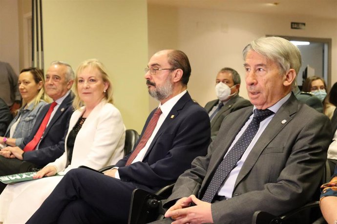 El presidente del Gobierno de Aragón, Javier Lambán, y Aurelio López de Hita y María Jesús Lorente (CEPYME Aragón).