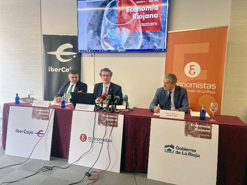 El decano del Colegio de Economistas de La Rioja, Ernesto Gómez, junto al consejero de Hacienta, Celso González, y responsable de Empresas de Ibercaja, Jose Ignacio Juez