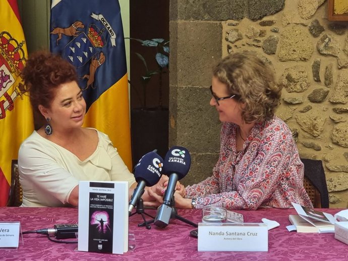 La adjunta de Igualdad y Violencia de Género, Beatriz Barrera, y la periodista Nanda Santana, en la presentación del libro 'Te haré la vida imposible'