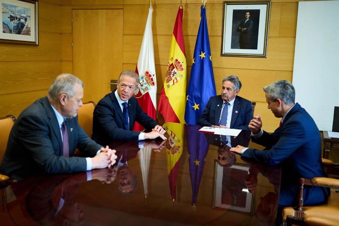 El presidente del Parlamento de Cantabria, Joaquín Gómez; el presidente del Senado, Ander Gil; el presidente de Cantabria, Miguel Ángel Revilla; y el vicepresidente, Pablo Zuloaga, durante una reunión en la sede del Gobierno de Cantabria